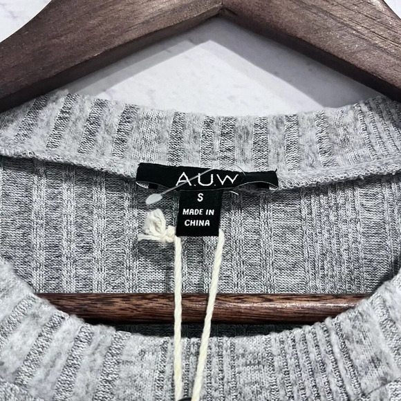 AUW Casual Blouse Short Sleeve Top Buttons Details Stretch Size Small Round Neck - Picture 5 of 8